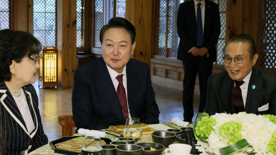 윤석열 대통령 당선인이 13일 서울 성북구 한국가구박물관에서 각 분야의 원로들에게 고견을 듣는 '경청식탁, 지혜를 구합니다' 행사에 참석, 발언하고 있다.<연합뉴스>